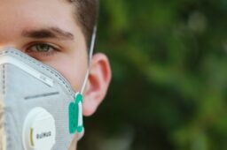 Izredna situacija, ki nas je prisilila uporabljati zaščitne maske